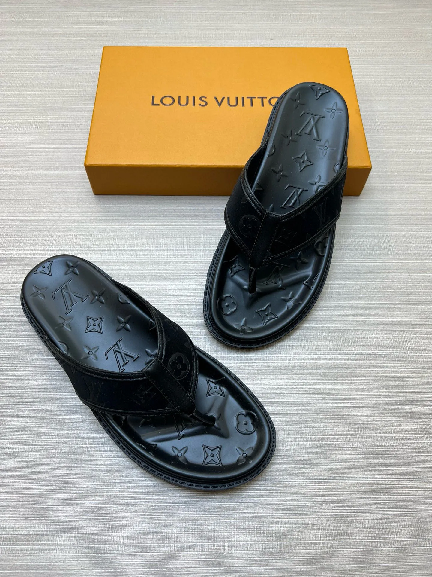 P270🏆Louis Vuitton 🏆[Louis Vuitton] Spring/Summer 2025 [Men's Flip Flops] 🎯🎯As an active family in the fashion industry ⭐ Lv is characterized by bold innovation ⚡Create this casual business style for Chinese fashionable men ✨The fabric is made of imported high-grade cowhide 🔥 Clean and neat ⚡Fashionable and elegant🌹Breathable, sweat-absorbent and deodorant👈So luxurious, high-end and domineering. 👍Must be sold if you repost the picture. Number of yards: 38--46. Color: 🎉 For large quantities. Welcome to repost.